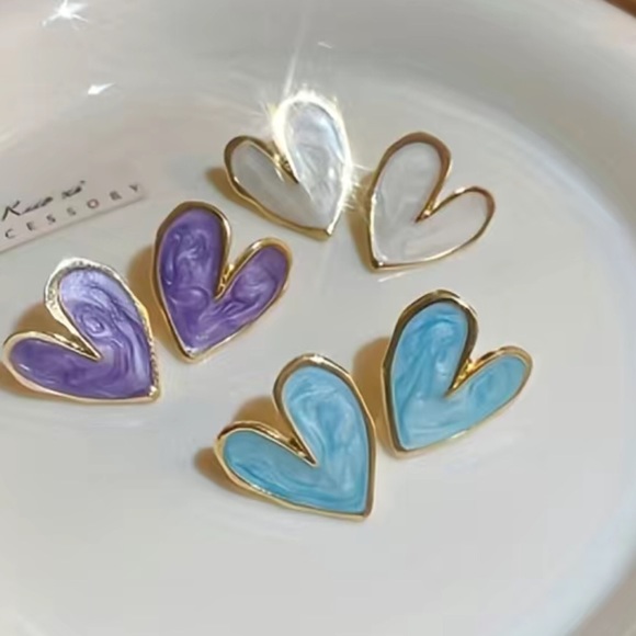 💜NWT- Purple Heart Earrings set in Gold Overlay💜 - Picture 2 of 2